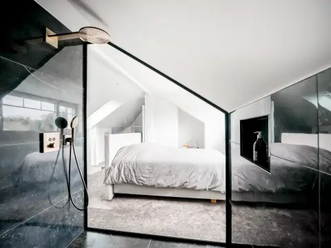 Création salle de bain sur mesure sous combles à Uffheim