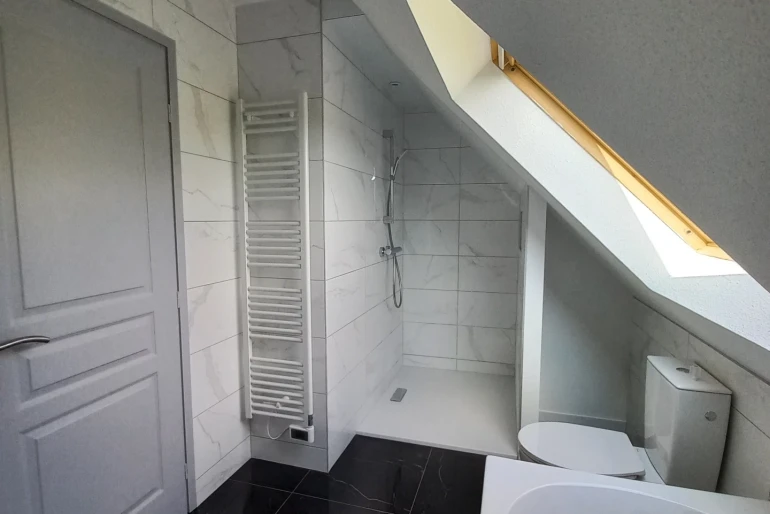 Pose de carrelage noir salle de bain Cernay