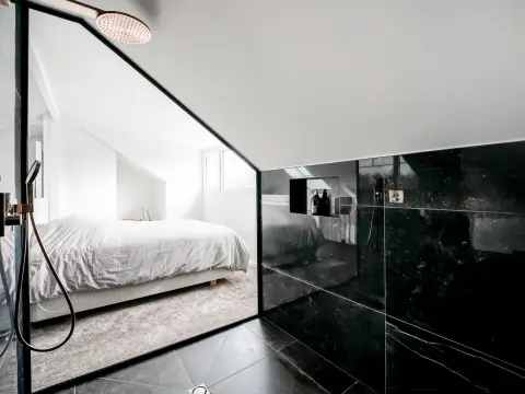 Création salle de bain sur mesure sous combles à Uffheim