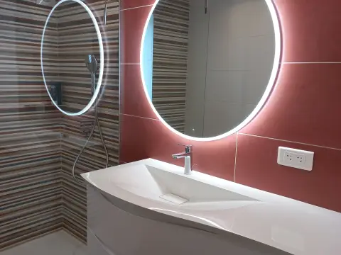Installation miroir rétroéclairé salle de bain Didenheim