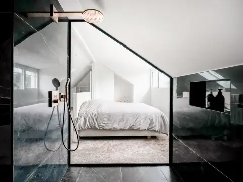 Création salle de bain sur mesure sous combles à Uffheim